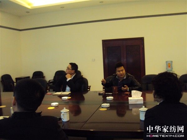 成都農(nóng)商行領(lǐng)導(dǎo)考察華茂家紡城