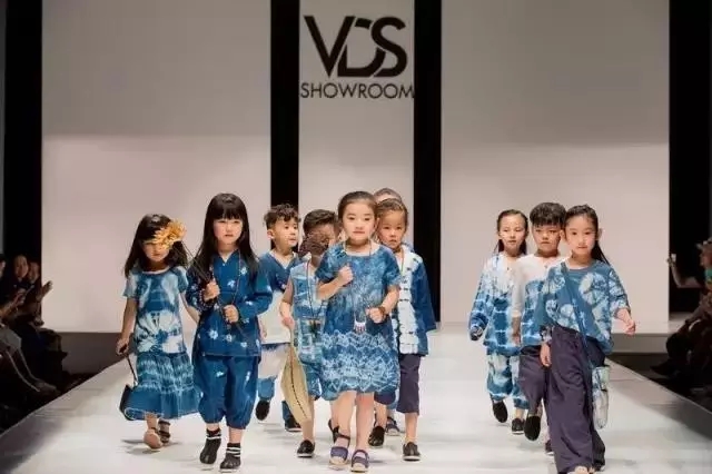 rOӋRFASHIONSHOWCASEzɞ麼ݕrƽ_